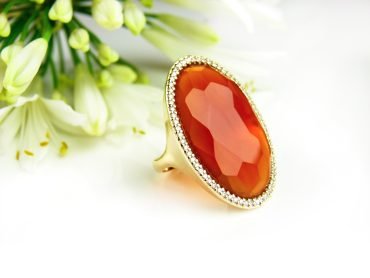 Ring in geelgoud gezet met oranje carneool en diamant