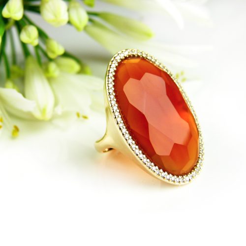 Ring in geelgoud gezet met oranje carneool en diamant