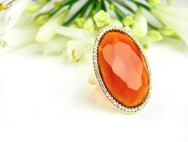 Ring in geelgoud gezet met oranje carneool en diamant