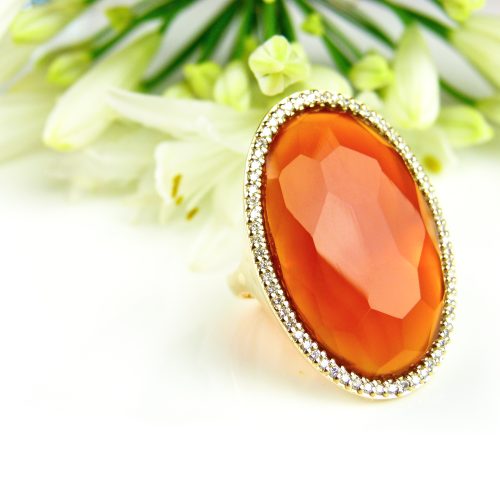 Ring in geelgoud gezet met oranje carneool en diamant