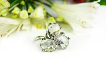 Ring in wit goud gezet met groene kwarts en diamant