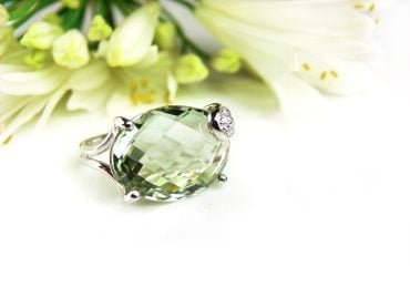 Ring in wit goud gezet met groene kwarts en diamant