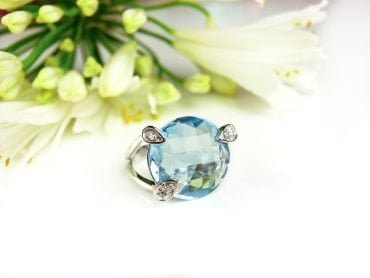 Ring in wit goud gezet met blauwe topaas en diamant