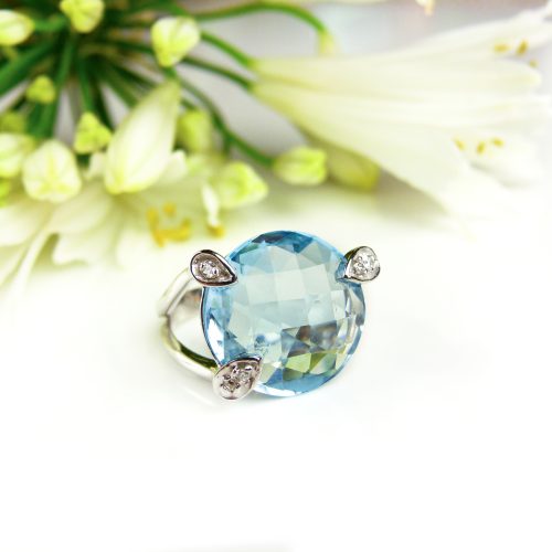 Ring in wit goud gezet met blauwe topaas en diamant