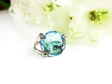 Ring in wit goud gezet met blauwe topaas en diamant