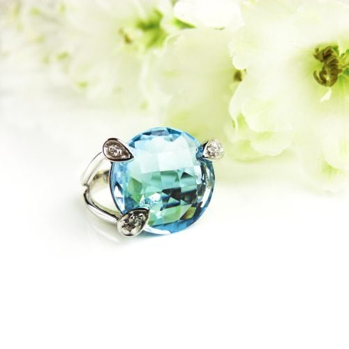 Ring in wit goud gezet met blauwe topaas en diamant