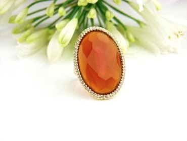 Ring in geelgoud gezet met oranje carneool en diamant