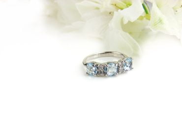 Ring in wit goud gezet met blauwe topaas en diamant