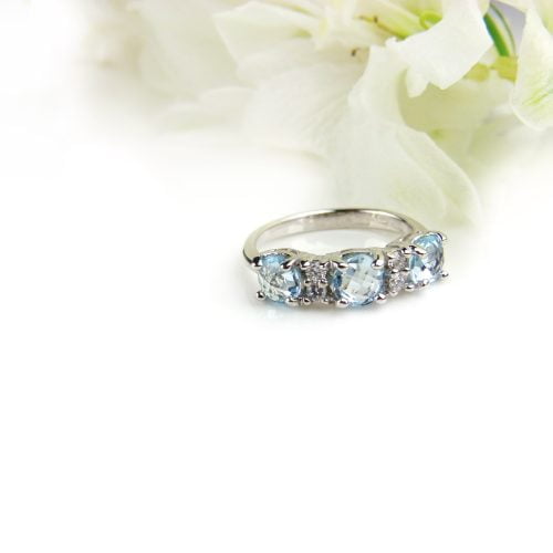 Ring in wit goud gezet met blauwe topaas en diamant