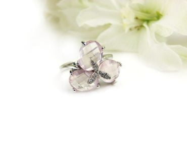 Ring in wit goud gezet met roze kwarts en diamant