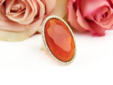 Ring in geelgoud gezet met oranje carneool en diamant