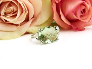 Ring in wit goud gezet met groene kwarts en diamant