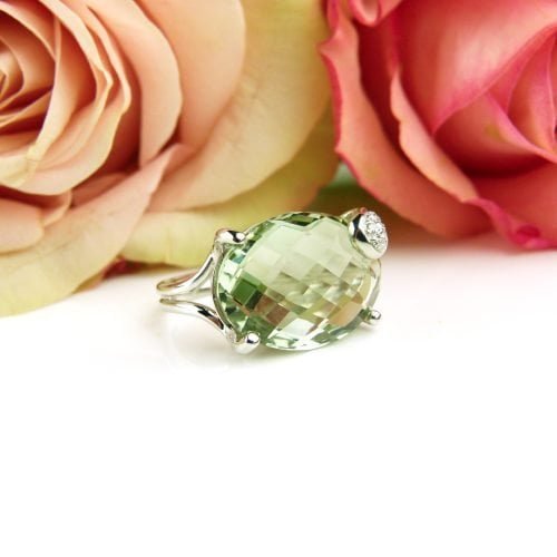 Ring in wit goud gezet met groene kwarts en diamant