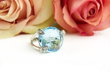 Ring in wit goud gezet met blauwe topaas en diamant