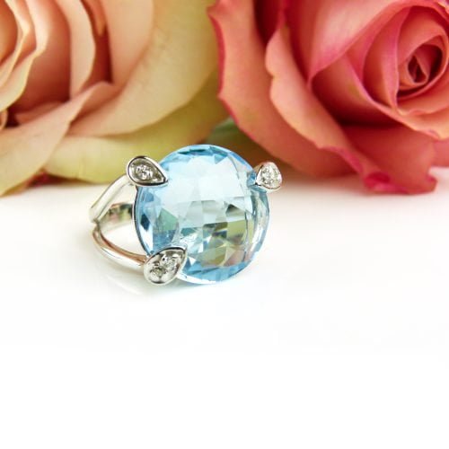 Ring in wit goud gezet met blauwe topaas en diamant