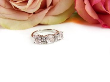 Ring in wit goud gezet met roze kwarts en diamant