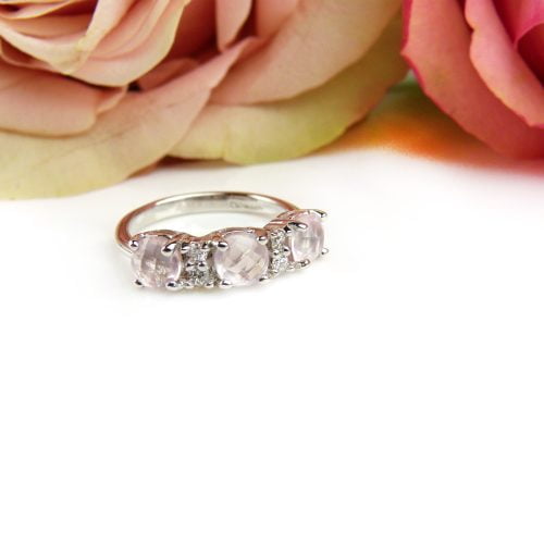 Ring in wit goud gezet met roze kwarts en diamant