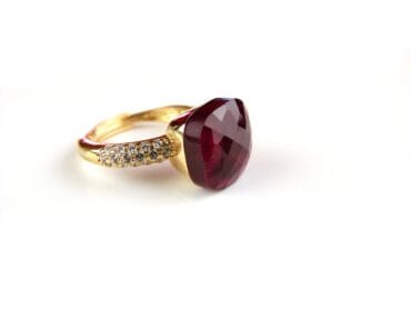 Ring in zilver geelgoud verguld model Pomellato met rode steen en cubic zirconia