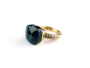 Ring in zilver geelgoud verguld model Pomellato met donkerblauwe steen en cubic zirconia