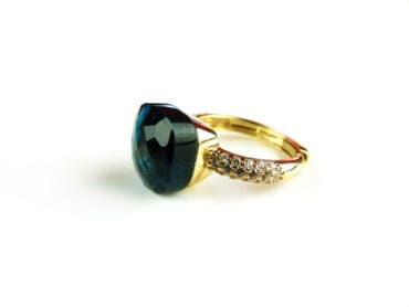 Ring in zilver geelgoud verguld model Pomellato met donkerblauwe steen en cubic zirconia