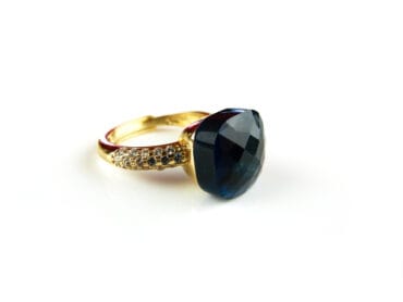 Ring in zilver geelgoud verguld model Pomellato met donkerblauwe steen en cubic zirconia